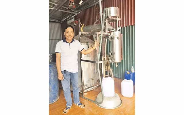 Lê Quế tại cơ sở sản xuất tinh dầu.