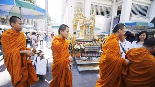 Đền thờ Ê-ra-văn ở thủ đô Băng-cốc đã mở cửa trở lại sau vụ đánh bom ngày 17-8. Ảnh AP