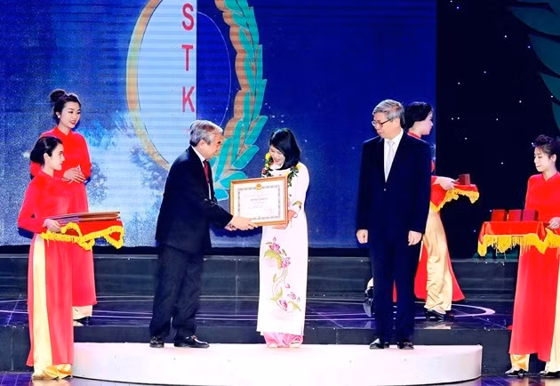 Cô giáo Mai Thị Bích Nguyện nhận giải nhất tại Hội thi sáng tạo kỹ thuật toàn quốc lần thứ XIII.