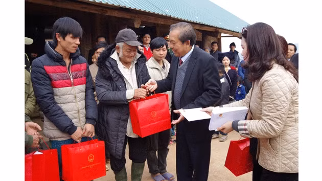 Phó Thủ tướng Trương Hòa Bình tặng quà các gia đình bị thiên tai.