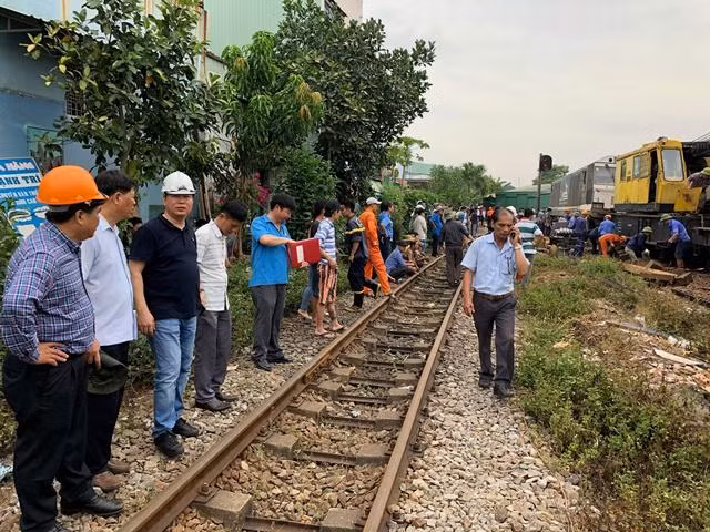 Dự kiến, 13 giờ chiều nay sẽ thông tàu qua Quảng Nam 