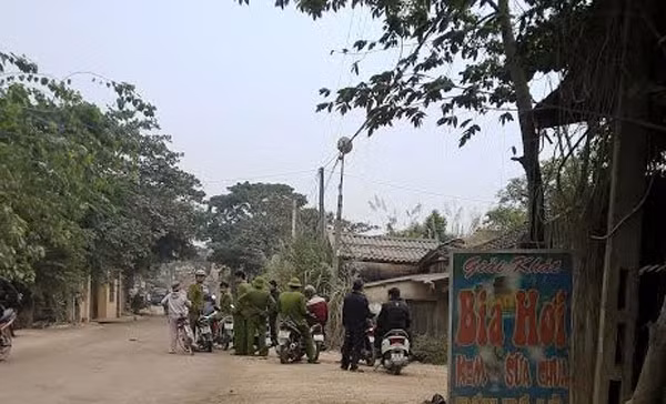 Lực lượng chức năng chốt chặt các ngả đường nhằm truy bắt phạm nhân.