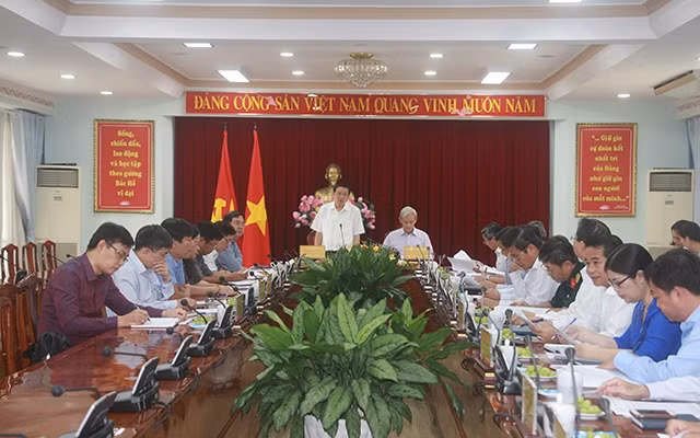 Đồng chí Phan Đình Trạc phát biểu ý kiến kết luận tại buổi làm việc.