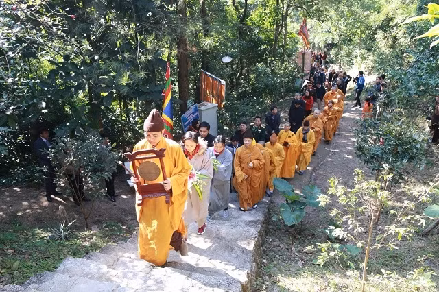 Lễ dâng hương về nơi Phật Tổ Trần Nhân Tông hoá Phật.