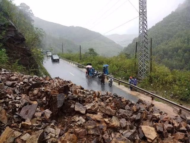 Chi cục Quản lý đường bộ II.6 cùng các đơn vị liên quan đã huy động các phương tiện, lực lượng khẩn trương khắc phục các điểm sạt lở trên tuyến đường Hồ Chí Minh.