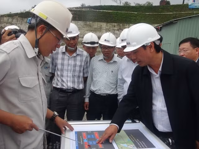 Giao ban trên công trường hầm đường bộ Đèo Cả
