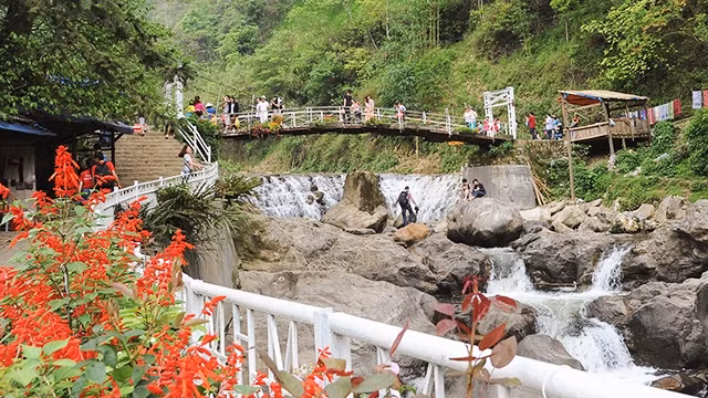 Cây cầu Si nằm ở trung tâm bản, nơi hội tụ của ba dòng suối Tiên Sa, suối Vàng và suối Bạc.