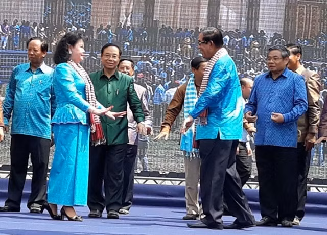 Thủ tướng Samdech Hun Sen cùng phu nhân và người dân Campuchia vui múa tại lễ hội Angkor Sangkran chào đón năm mới.