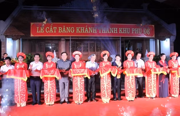 Các đồng chí lãnh đạo Đảng, Nhà nước cắt băng khánh thành khu Phủ Đệ trong khu di tích A Sào, Thái Bình.