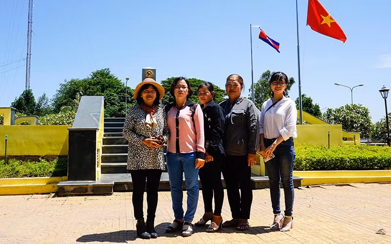 Các chị thuộc nhóm phụ nữ tự quản vùng biên bên cột mốc biên giới.