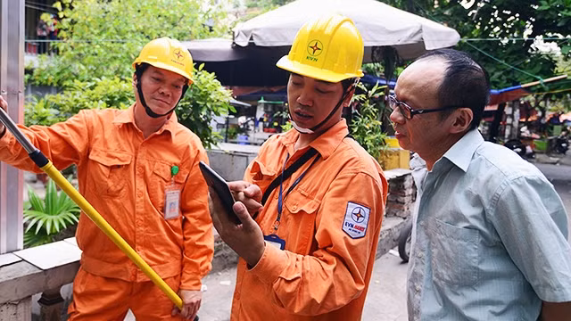Giá điện tăng có thể khiến các mặt hàng khác cũng tăng giá. Ảnh: LÊ HIẾU