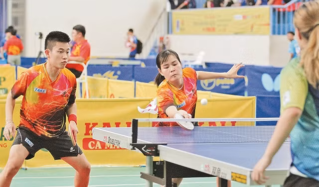 Nguyễn Thị Nga - Lê Đình Đức (Hà Nội), vô địch nội dung đôi nam - nữ giải VĐBB toàn quốc Báo Nhân Dân lần thứ 36. Ảnh: VIỆT KHÔI