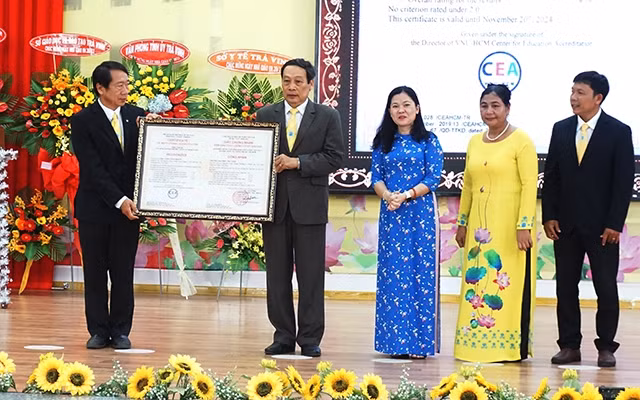 Trao chứng nhận đạt chuẩn chất lượng cơ sở giáo dục cho Trường đại học Trà Vinh.
