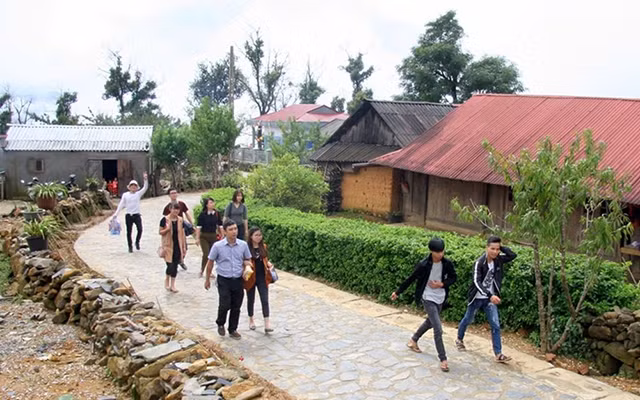 Du khách tham quan điểm du lịch cộng đồng bản Sì Thâu Chải, xã Hồ Thầu, huyện Tam Đường (Lai Châu). Ảnh: UYÊN LINH
