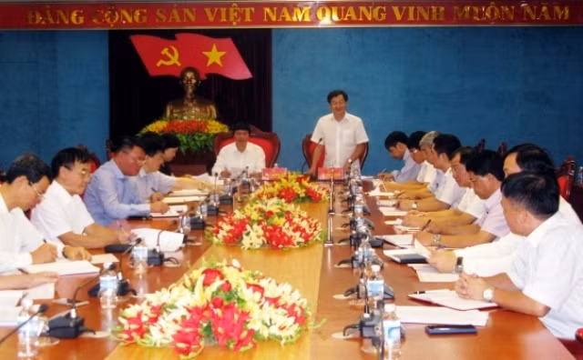 Đồng chí Lê Minh Khái phát biểu tại buổi làm việc.