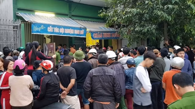 Người dân đứng quan sát trước nơi phát hiện cặp vợ, chồng tử vong.