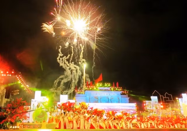 Bắn pháo hoa trong Lễ hội Hoa phượng đỏ 2017.
