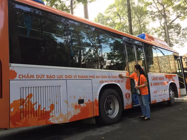 TP Hồ Chí Minh sử dụng xe buýt để tuyên truyền phòng ngừa bạo lực, quấy rối tình dục với phụ nữ và trẻ em.