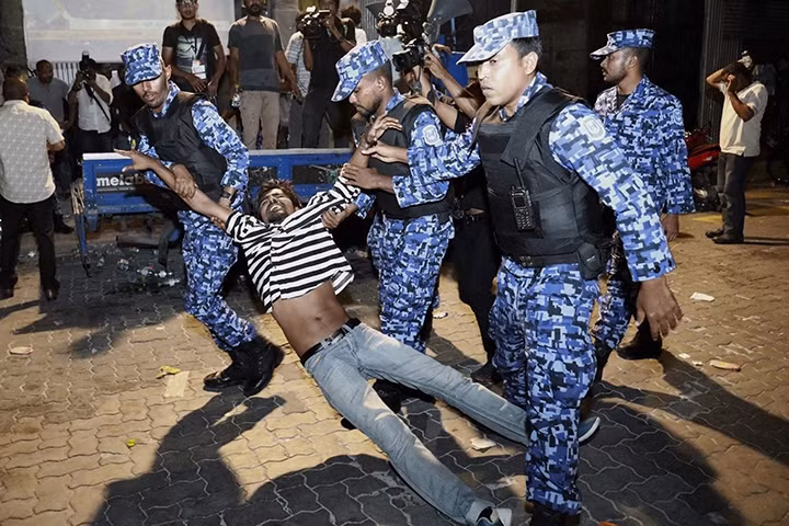 Cảnh sát Maldives bắt giữ một người biểu tình ở thủ đô Male. (Ảnh: AP)