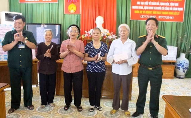 Đại diện Bộ quốc phòng trao tặng quà cho thân nhân liệt sĩ, các thương, bệnh binh, người có công.