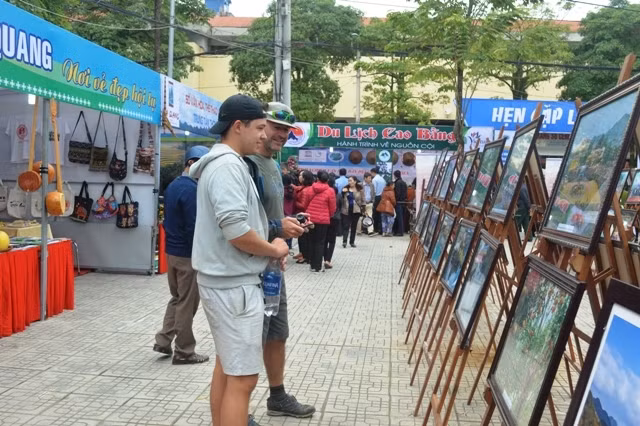 Du khách tham quan triển lãm ảnh Miền đất - Con người Việt Bắc.