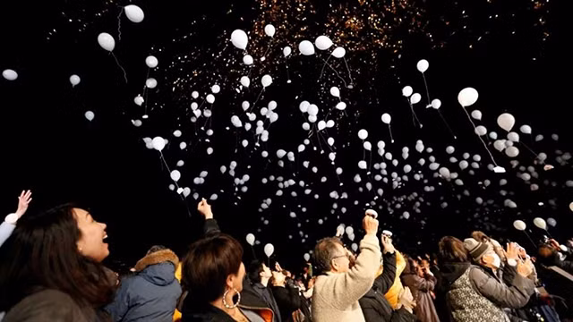 Người dân Nhật Bản thả bóng bay đón chào năm 2018.