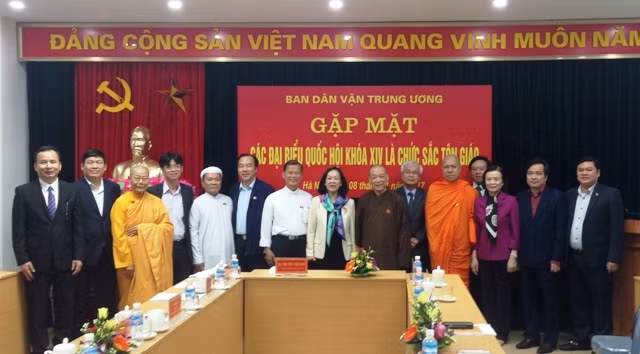 Các đại biểu dự cuộc gặp mặt chụp ảnh với các chức sắc tôn giáo.