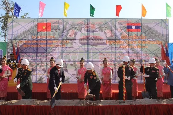 Bộ trưởng Quốc phòng Lào Chansamone Chanyalath cùng Đại sứ Việt Nam tại Lào Nguyễn Bá Hùng động thổ công trình Trường Lý luận chính trị QĐND Lào trị giá 270 tỷ đồng, chiều 19-1.