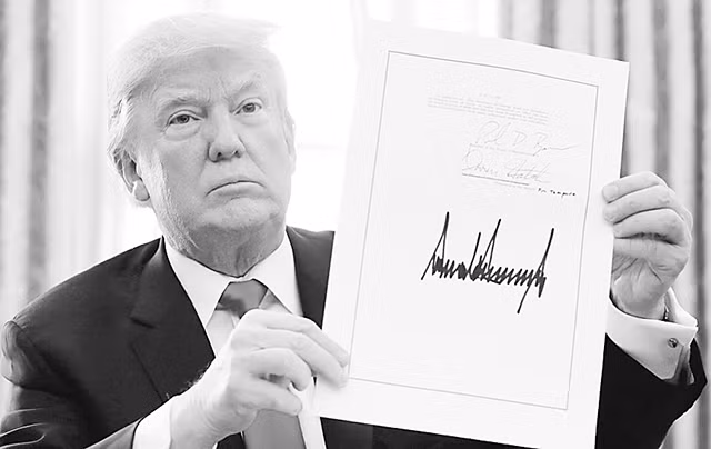 Tổng thống Mỹ Donald Trump và bản cải cách thuế. (Ảnh: Reuters)