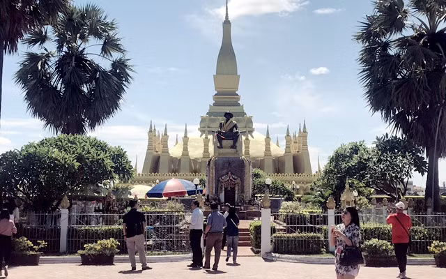 Khách du lịch tham quan tháp Thạt Luổng tại thủ đô Viêng Chăn (Lào).