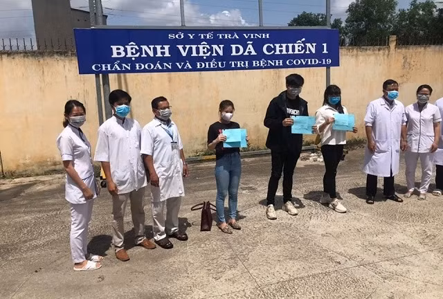 Các bệnh nhân tại Bệnh viện Lao và Bệnh Phổi Trà Vinh được công bố điều trị khỏi. 