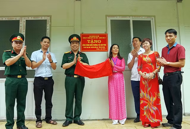 Ðại diện Ban Giám đốc Công ty Tây Bắc và chính quyền địa phương cắt băng khánh thành lớp học bán trú tại điểm Trường mầm non Pải Chư Phìn.