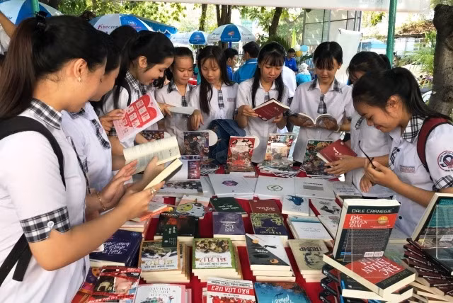 Đông đảo học sinh, thanh niên tham gia đọc sách ngay sau lễ khai mạc.