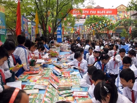 Ngày hội đọc sách TP Hồ Chí Minh thu hút đông đảo bạn đọc nhỏ tuổi.