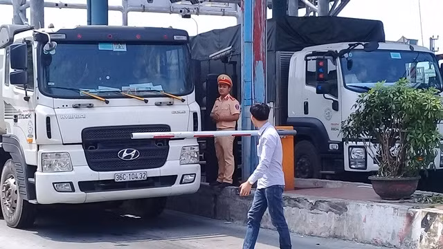 Xe nổ máy không chạy gây ùn ứ tại Trạm thu phí Tân Đệ.