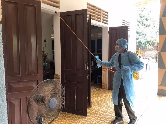 Phun độc khử trùng tại các gia đình có nguy cơ cao lây nhiễm Covid-19.