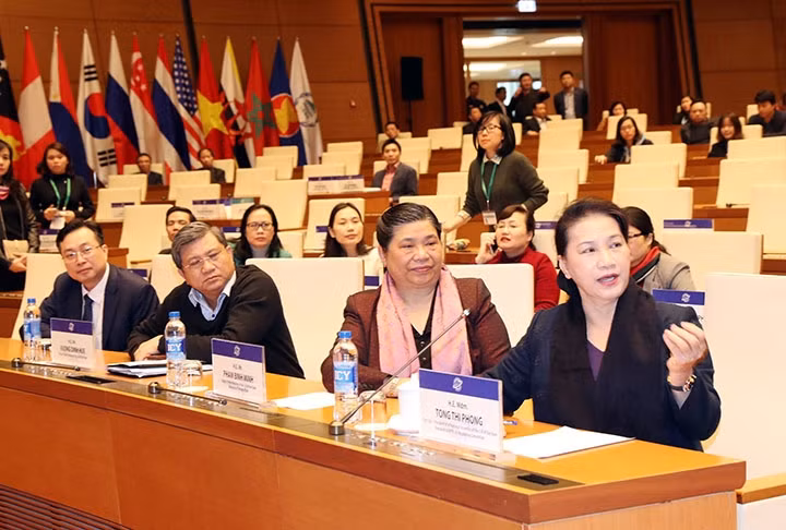 Chủ tịch QH Nguyễn Thị Kim Ngân kiểm tra công tác chuẩn bị cho Hội nghị. Ảnh: TRỌNG ÐỨC (TTXVN)