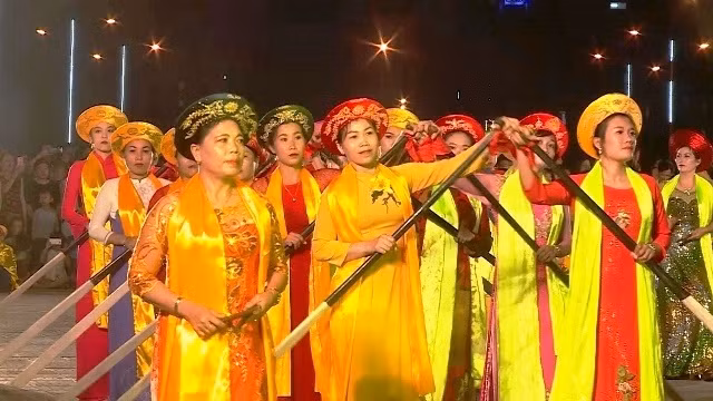 Chèo cạn, một hoạt động trong lễ hội cầu ngư.