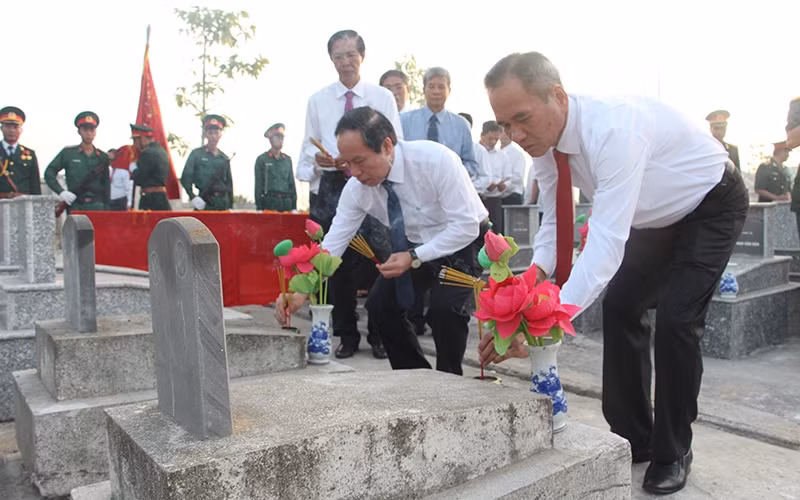 Lãnh đạo tỉnh hậu Giang thắp hương viếng các anh hùng liệt sĩ.