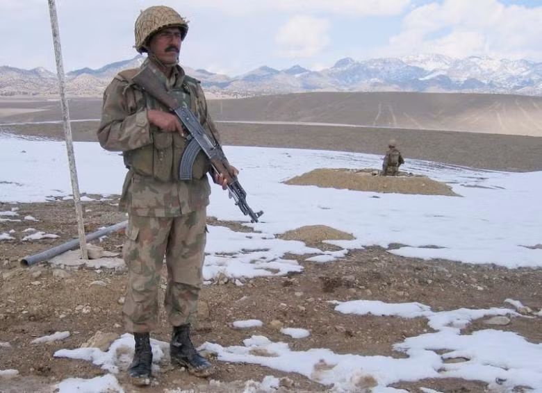 Binh sĩ Pakistan canh gác tại khu vực Lwara Fort, trên biên giới giáp Afghanistan. (Ảnh: Reuters)