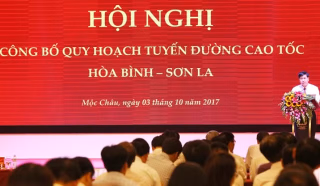 Đồng chí Cầm Ngọc Minh, Chủ tịch UBND tỉnh Sơn La công bố quy hoạch tuyến đường cao tốc Hòa Bình - Sơn La.