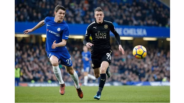 J. Vardy (phải) gây nhiều khó khăn cho hàng phòng ngự của Chelsea.