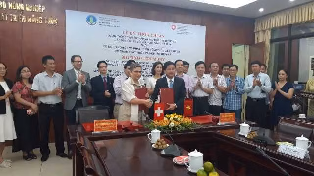Ký kết thực hiện giai đoạn 3 Dự án "Thông tin viễn thám và bảo hiểm nông nghiệp tại các nền kinh tế đổi mới" ngày 17-7.