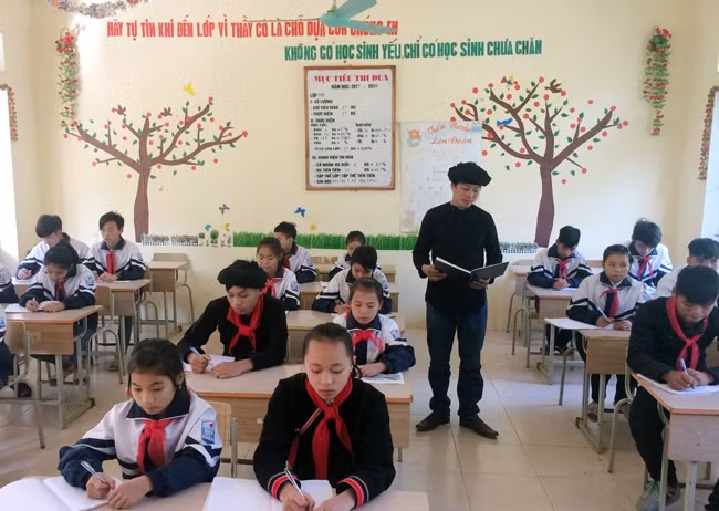 Nghệ nhân Đặng Văn Goành dạy hát Sình Ca cho học sinh Trường PTDTBT Hưng Đạo, huyện Bảo Lạc (Cao Bằng).