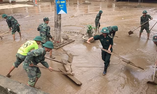 Bộ đội Biên phòng tỉnh Nghệ An giúp Trường mầm non thị trấn Mường Xén (Kỳ Sơn) dọn dẹp vệ sinh sau mưa lũ.
