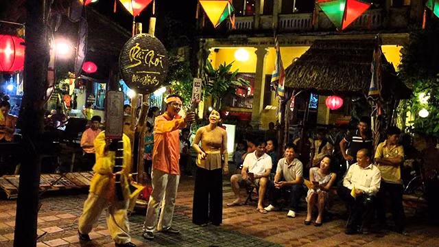 Buổi biểu diễn hát bài chòi phục vụ khách du lịch tại Hội An (Quảng Nam).