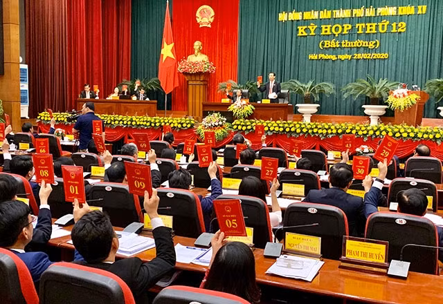 Các đại biểu biểu quyết thông qua Nghị quyết quản lý, bảo tồn di tích liên quan đến chiến thắng Bạch Đằng năm 1288 tại kỳ họp thứ 12 (kỳ họp bất thường) HĐND TP Hải Phòng khóa 15. 