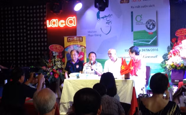 Nhà báo Vũ Công Lập, danh thủ Hà Bôn và nhà thơ Hữu Việt trong buổi ra mắt sách của Phan Đăng.