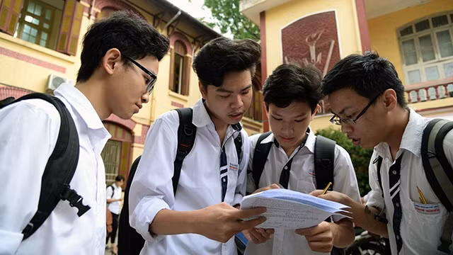 "Nếu Bộ chỉ cải tiến vặt, mỗi năm, mỗi học kỳ sửa một tý thì khó lòng đi đến thành công". Trong ảnh: Các thí sinh trao đổi bài sau buổi thi của Kỳ thi Tốt nghiệp THPT 2017 tại điểm thi Trường THPT Việ