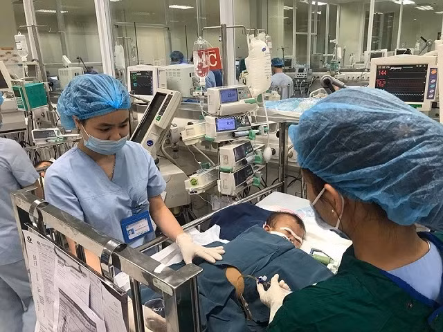 Các bác sĩ, điều dưỡng đang chăm sóc một bệnh nhi bị viêm não Nhật Bản.